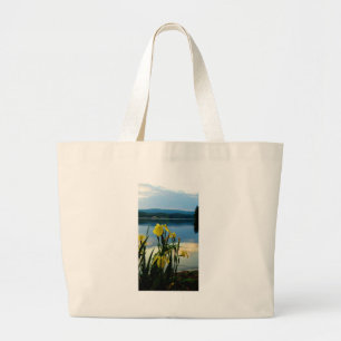 Gele Iris op Lake Shore Grote Tote Bag