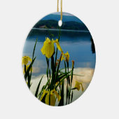 Gele Iris op Lake Shore Keramisch Ornament (Rechts)