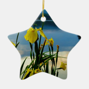 Gele Iris op Lake Shore Keramisch Ornament