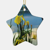 Gele Iris op Lake Shore Keramisch Ornament (Links)