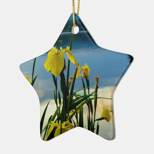 Gele Iris op Lake Shore Keramisch Ornament (Links)