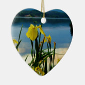 Gele Iris op Lake Shore Keramisch Ornament (Rechts)