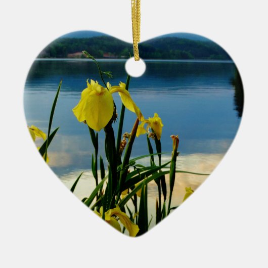Gele Iris op Lake Shore Keramisch Ornament (Voorkant)