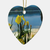 Gele Iris op Lake Shore Keramisch Ornament (Links)