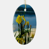 Gele Iris op Lake Shore Keramisch Ornament (Rechts)