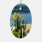 Gele Iris op Lake Shore Keramisch Ornament (Links)