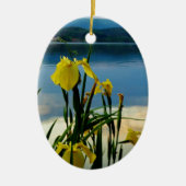 Gele Iris op Lake Shore Keramisch Ornament (Voorkant)