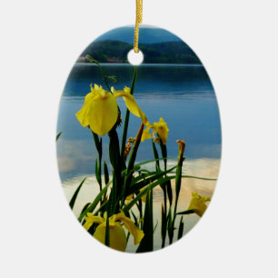 Gele Iris op Lake Shore Keramisch Ornament