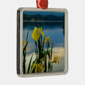 Gele Iris op Lake Shore Metalen Ornament (Rechts)