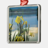 Gele Iris op Lake Shore Metalen Ornament (Links)