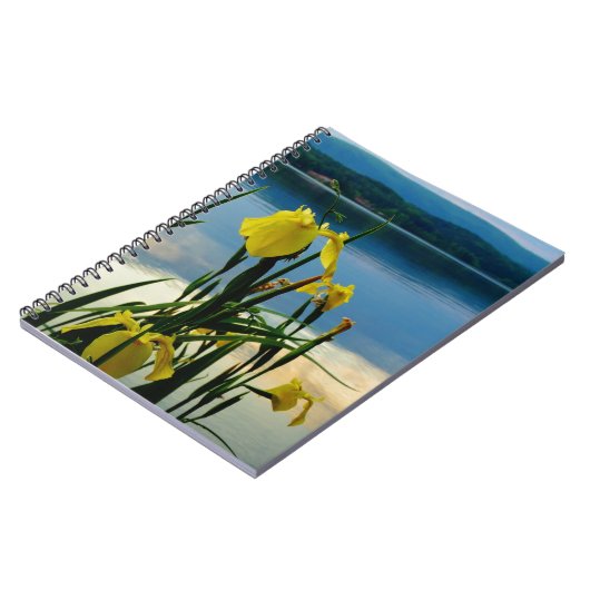 Gele Iris op Lake Shore Notitieboek (Linkerzijde)