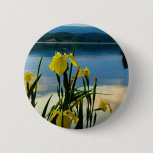 Gele Iris op Lake Shore Ronde Button 5,7 Cm