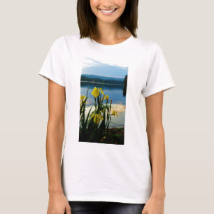 Gele Iris op Lake Shore T-shirt