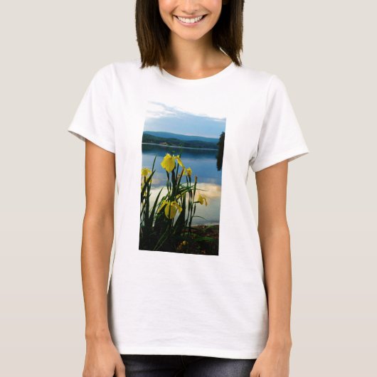 Gele Iris op Lake Shore T-shirt (Voorkant)