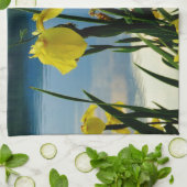 Gele Iris op Lake Shore Theedoek (Gevouwen)