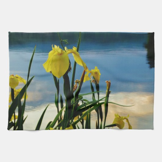 Gele Iris op Lake Shore Theedoek (Horizontaal)