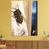 Gele jas in Freeland Canvas Afdruk (Insitu (Woonkamer))