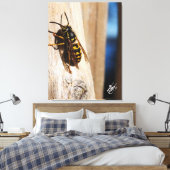 Gele jas in Freeland Canvas Afdruk (Insitu (Slaapkamer))