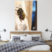 Gele jas in Freeland Canvas Afdruk (Insitu (Slaapkamer))
