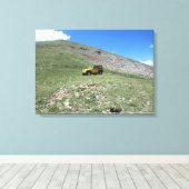 Gele jeep rubicon schilderachtig doek canvas afdruk (Insitu (Houten vloer))