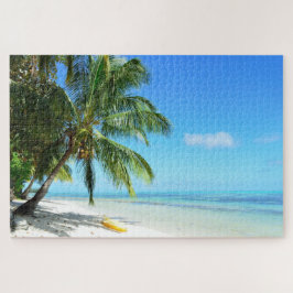 Gele kajak op een wit strand met palm legpuzzel