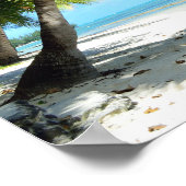 Gele kajak op een wit zandstrand poster (Hoek)