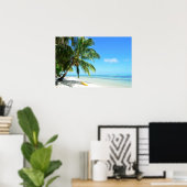 Gele kajak op een wit zandstrand poster (Thuiskantoor)