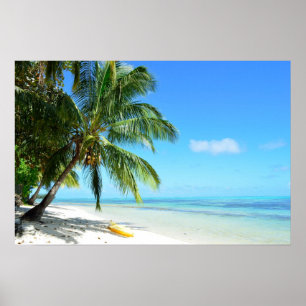 Gele kajak op een wit zandstrand poster