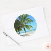 Gele kajak op een wit zandstrand rond sticker (Envelop)