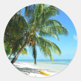 Gele kajak op een wit zandstrand rond sticker