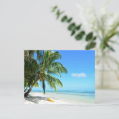 Gele kajak op een witte zandstrand briefkaart (Staand voorkant)