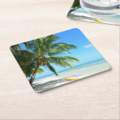 Gele kajak op een witte zandstrand onderzetter (Schuin)