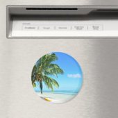 Gele kajak op een witte zandstrand ronde magneet (Insitu (Vaatwasser))