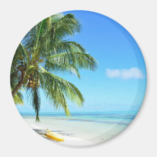 Gele kajak op een witte zandstrand ronde magneet