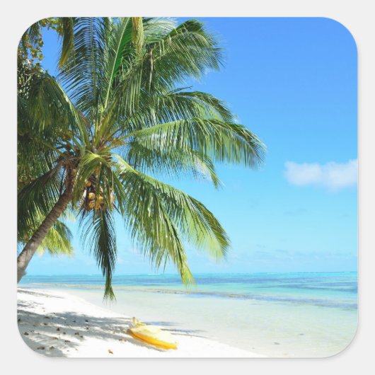 Gele kajak op een witte zandstrand sticker (Voorkant)