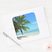 Gele kajak op een witte zandstrand sticker (Envelop)