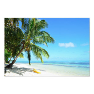 Gele kajak op een witte zandstrandfoto foto afdruk