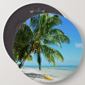 Gele kajak op een witte zandstrandknop ronde button 6,0 cm (Voorkant /achterkant)