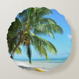 Gele kajak op een witte zandstrandkussen rond kussen