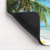 Gele kajak op een witte zandstrandmousepad muismat (Hoek)