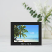 Gele kajak op een witte zandstrandzwarte kaart (Staand voorkant)