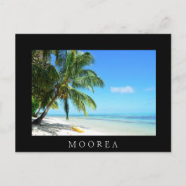 Gele kajak op een witte zandstrandzwarte kaart