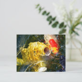 Gele karperkoi en goudvis op het wateroppervlak feestdagenkaart (Staand voorkant)