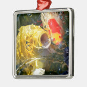 Gele karperkoi en goudvis op het wateroppervlak metalen ornament (Links)