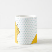 Gele kat die op stippenachtergrond trekken koffiemok (Center)