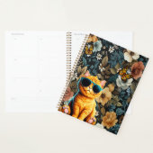 Gele kat en vlinders op bloemenachtergrond planner (Display)