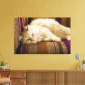  gele kattenpoot op de bank. canvas afdruk (Insitu (Woonkamer))