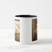  gele kattenpoot op de bank. mok (Midden)