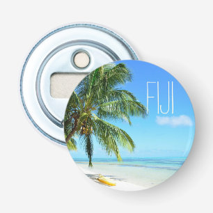 Gele kayak op een Fijibeach met palmboom Button Flesopener