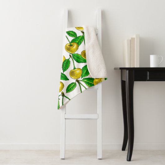 Gele kersen op wit sherpa deken (In situ)